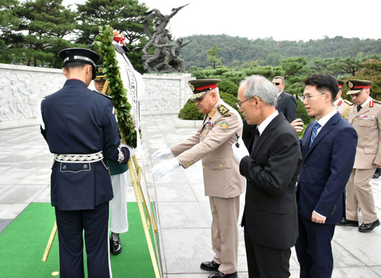 وزير الدفاع يجرى لقاءات هامة مع كبار المسئولين بكوريا الجنوبية (3)