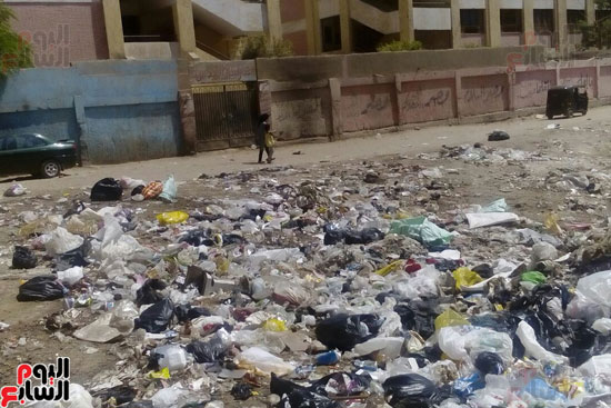 مقالب القمامة والإشغالات تحيط بمدارس الجيزة قبل بدء العام الدراسى (16)
