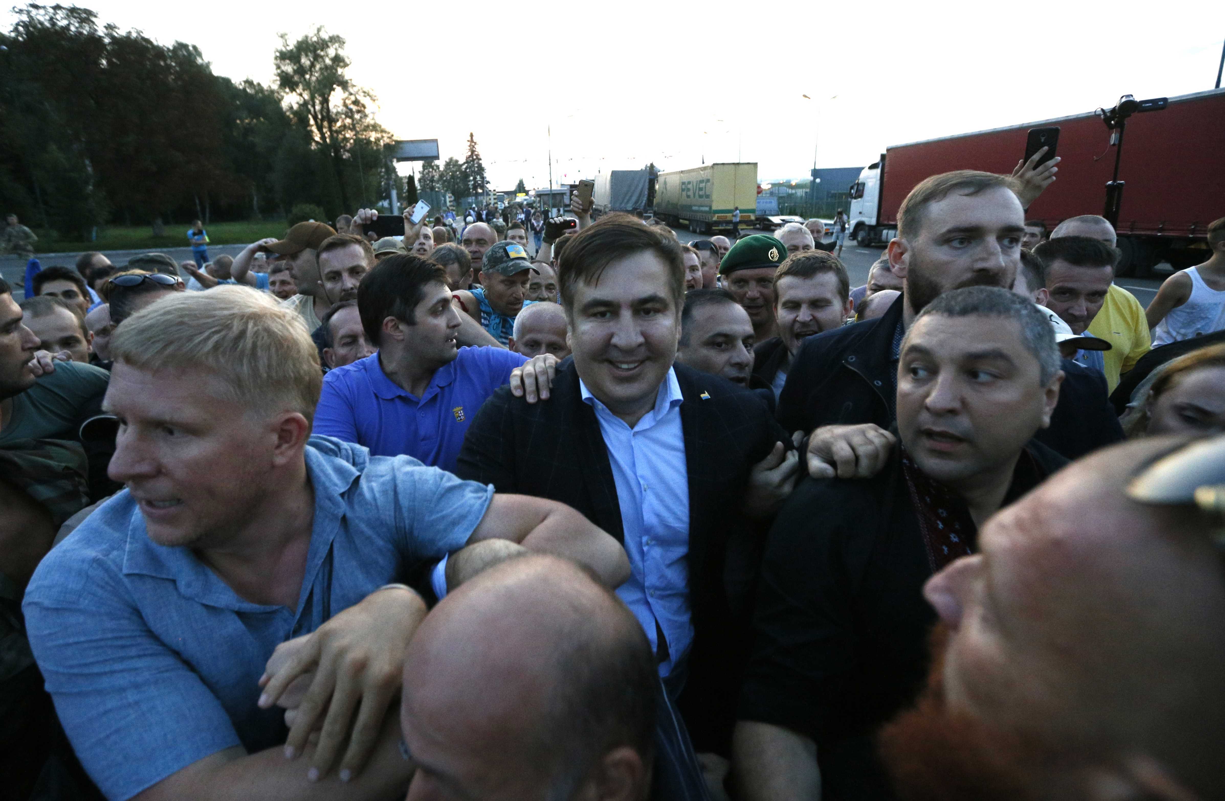 رئيس جورجيا السابق ميخائيل ساكاشفيلى يدخل أوكرانيا وسط أنصاره