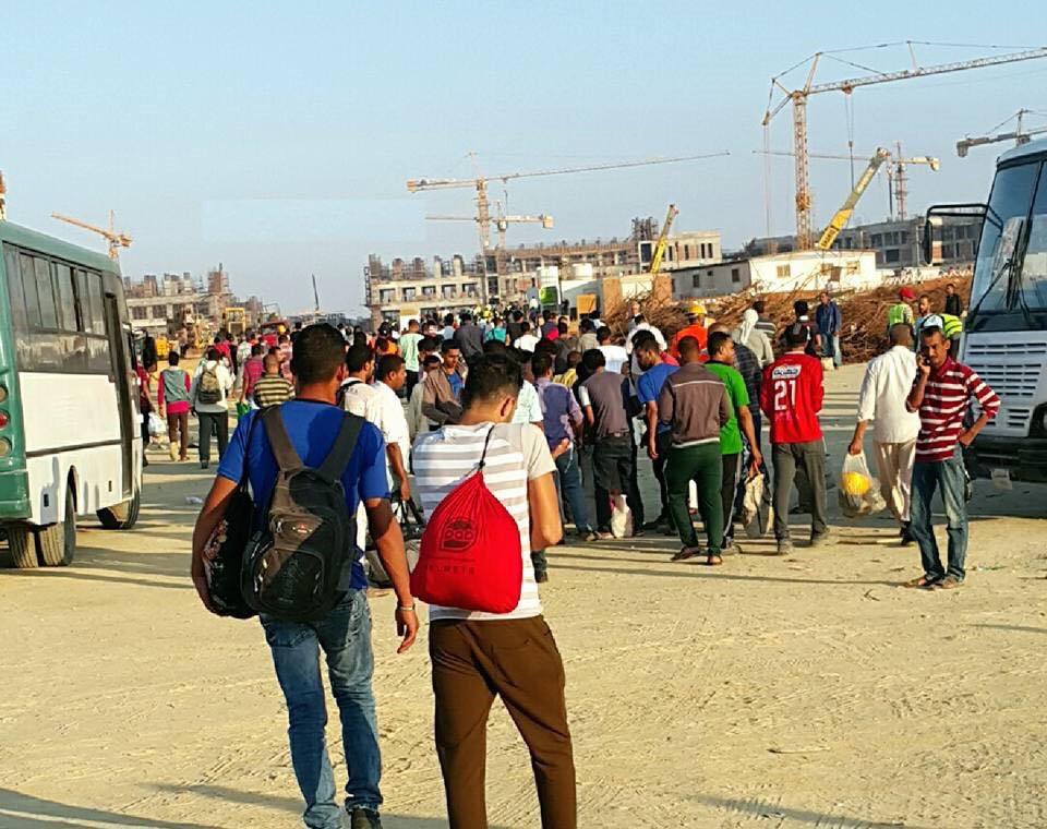 شباب يذهبون لأعمالهم بالعاصمة الإدارية شباب يذهبون لأعمالهم بالعاصمة الإدارية