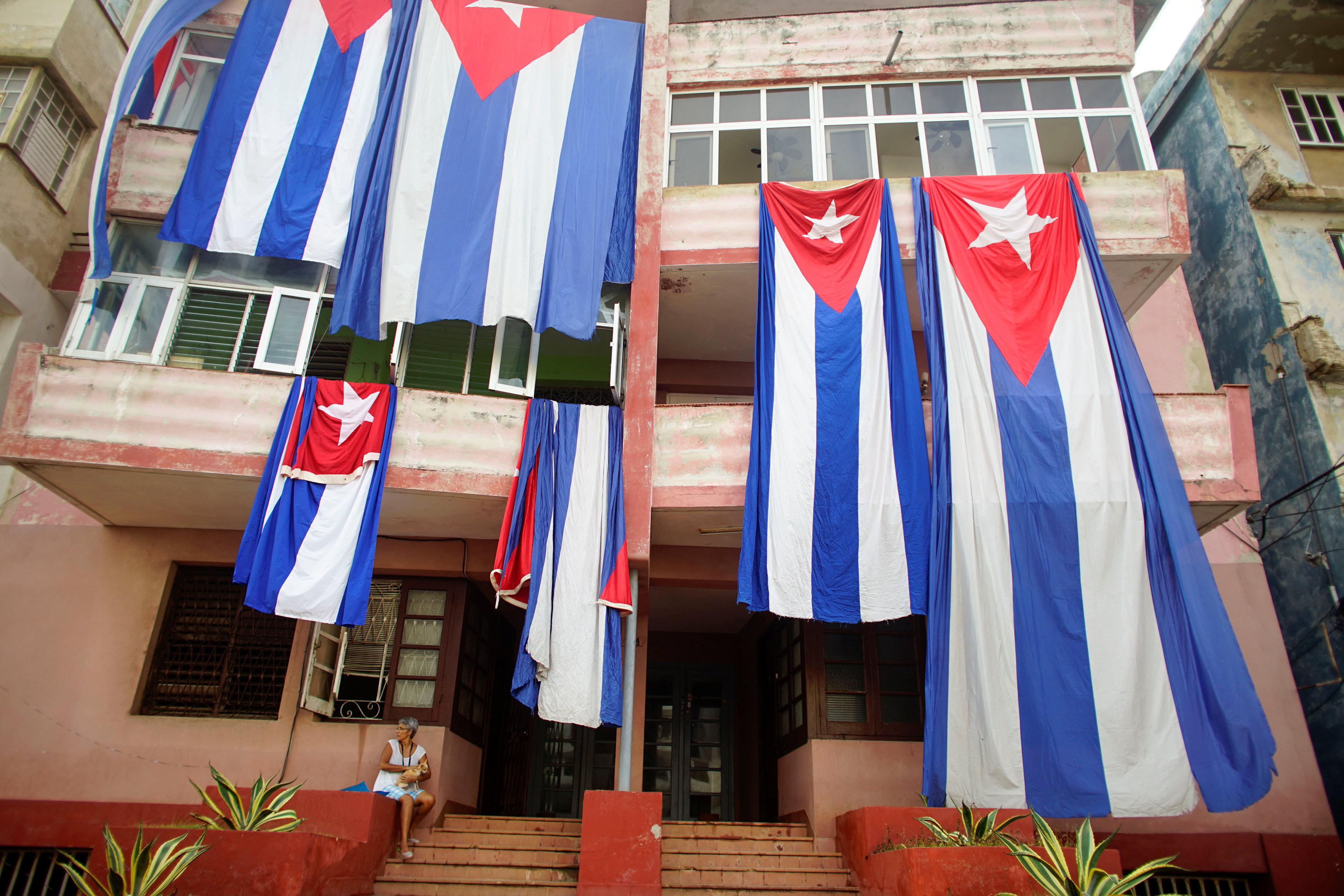 مواطنون ينشرون علم كوبا بعد غرق البلاد بسبب إرما