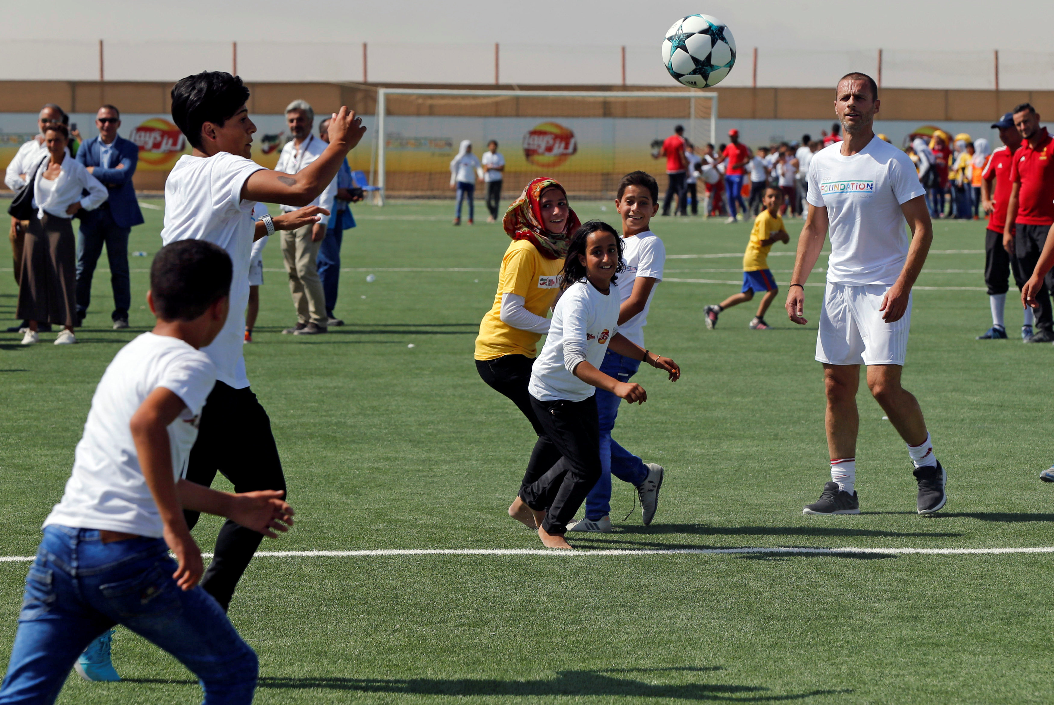 رئيس الاتحاد الاوروبى يشارك الأطفال لعب كرة القدم