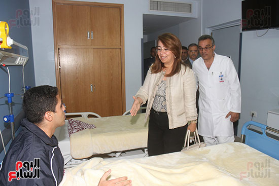 غادة والى تزور مستشفى الشرطة للاطمئنان على مصابى العمليات الإرهابية (18)