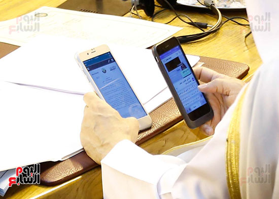 مندوب قطر منشغل بهواتفه المحمولة (6)
