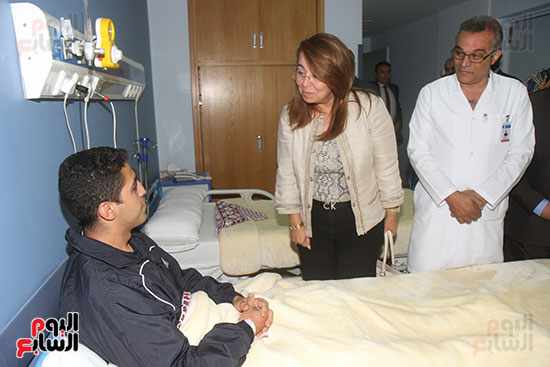 غادة والى تزور مستشفى الشرطة للاطمئنان على مصابى العمليات الإرهابية (15)