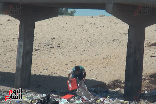  الطفل محمد يجمع القمامة