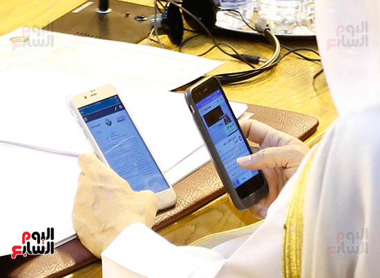 مندوب قطر منشغل بهواتفه المحمولة (5)