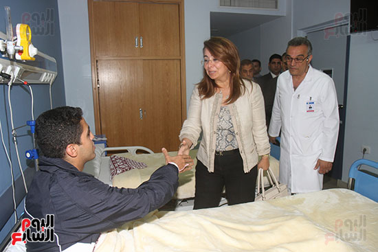غادة والى تزور مستشفى الشرطة للاطمئنان على مصابى العمليات الإرهابية (17)