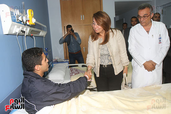 غادة والى تزور مستشفى الشرطة للاطمئنان على مصابى العمليات الإرهابية (16)
