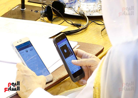 مندوب قطر منشغل بهواتفه المحمولة (4)