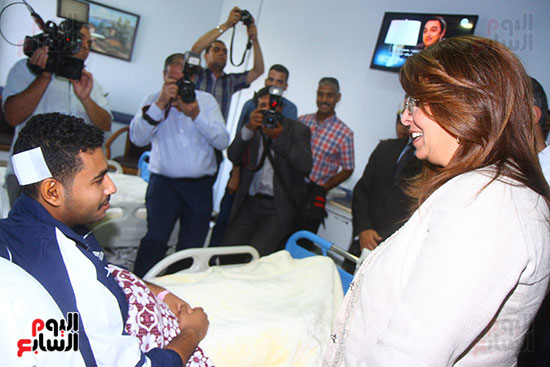 غادة والى تزور مستشفى الشرطة للاطمئنان على مصابى العمليات الإرهابية (14)