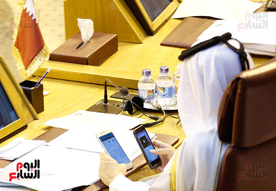مندوب قطر منشغل بهواتفه المحمولة (3)