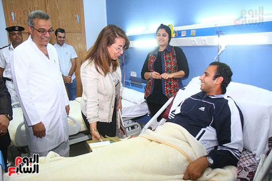 غادة والى تزور مستشفى الشرطة للاطمئنان على مصابى العمليات الإرهابية (7)
