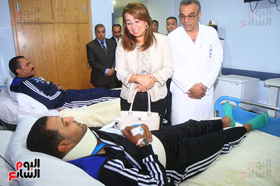 غادة والى تزور مستشفى الشرطة للاطمئنان على مصابى العمليات الإرهابية (12)