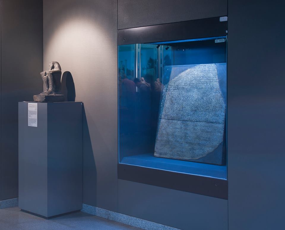 متحف مكتبة الإسكندرية يعرض قطعة طبق الأصل لحجر رشيد