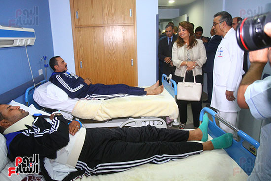 غادة والى تزور مستشفى الشرطة للاطمئنان على مصابى العمليات الإرهابية (13)