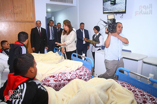 غادة والى تزور مستشفى الشرطة للاطمئنان على مصابى العمليات الإرهابية (6)