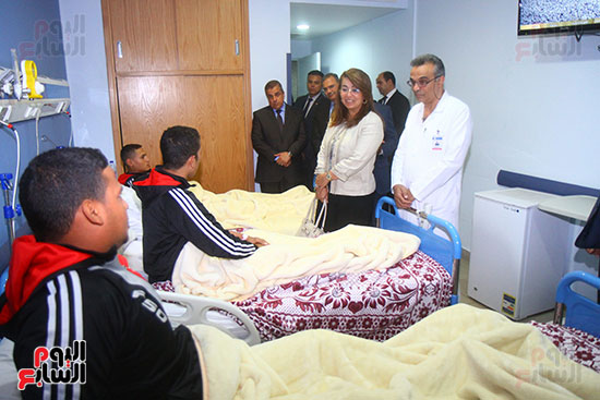 غادة والى تزور مستشفى الشرطة للاطمئنان على مصابى العمليات الإرهابية (4)