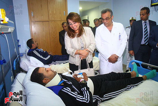 غادة والى تزور مستشفى الشرطة للاطمئنان على مصابى العمليات الإرهابية (11)