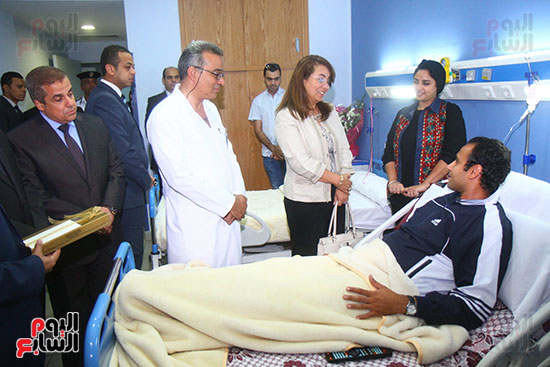 غادة والى تزور مستشفى الشرطة للاطمئنان على مصابى العمليات الإرهابية (8)