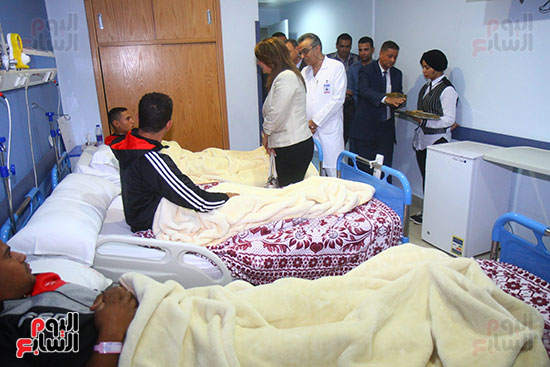 غادة والى تزور مستشفى الشرطة للاطمئنان على مصابى العمليات الإرهابية (5)