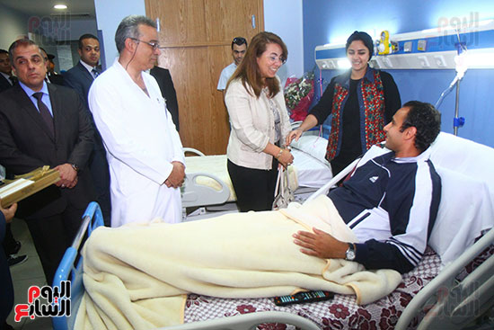 غادة والى تزور مستشفى الشرطة للاطمئنان على مصابى العمليات الإرهابية (9)