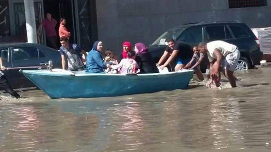 مواطنون تغلبوا على أزمة سيول الإسكندرية عام 2015 بقوارب فى الشوارع