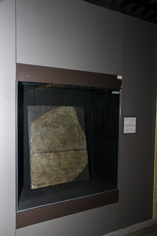 نموذج حجر رشيد فى متحف مكتبة الإسكندرية