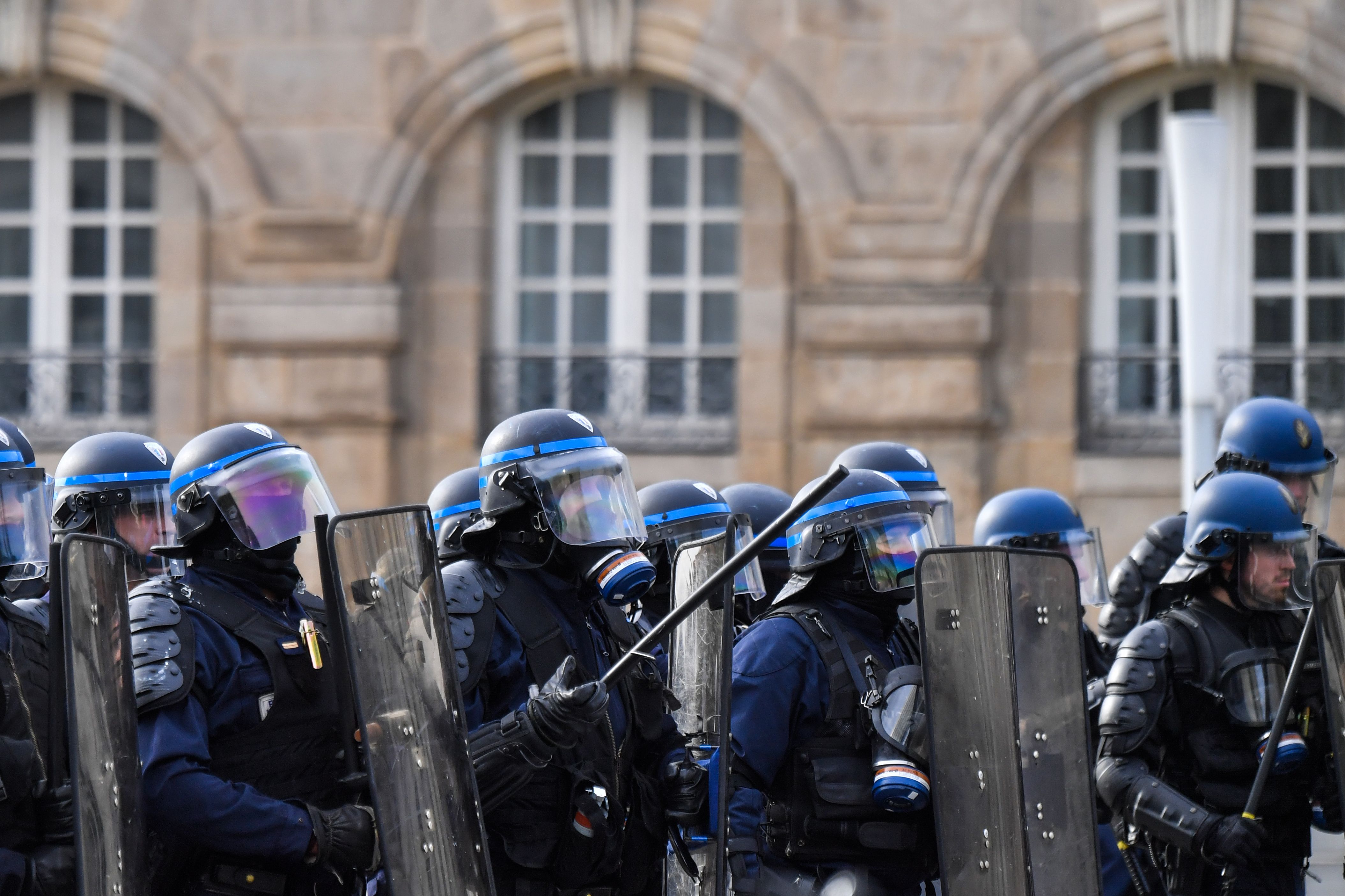 عصى الشرطة الفرنسية