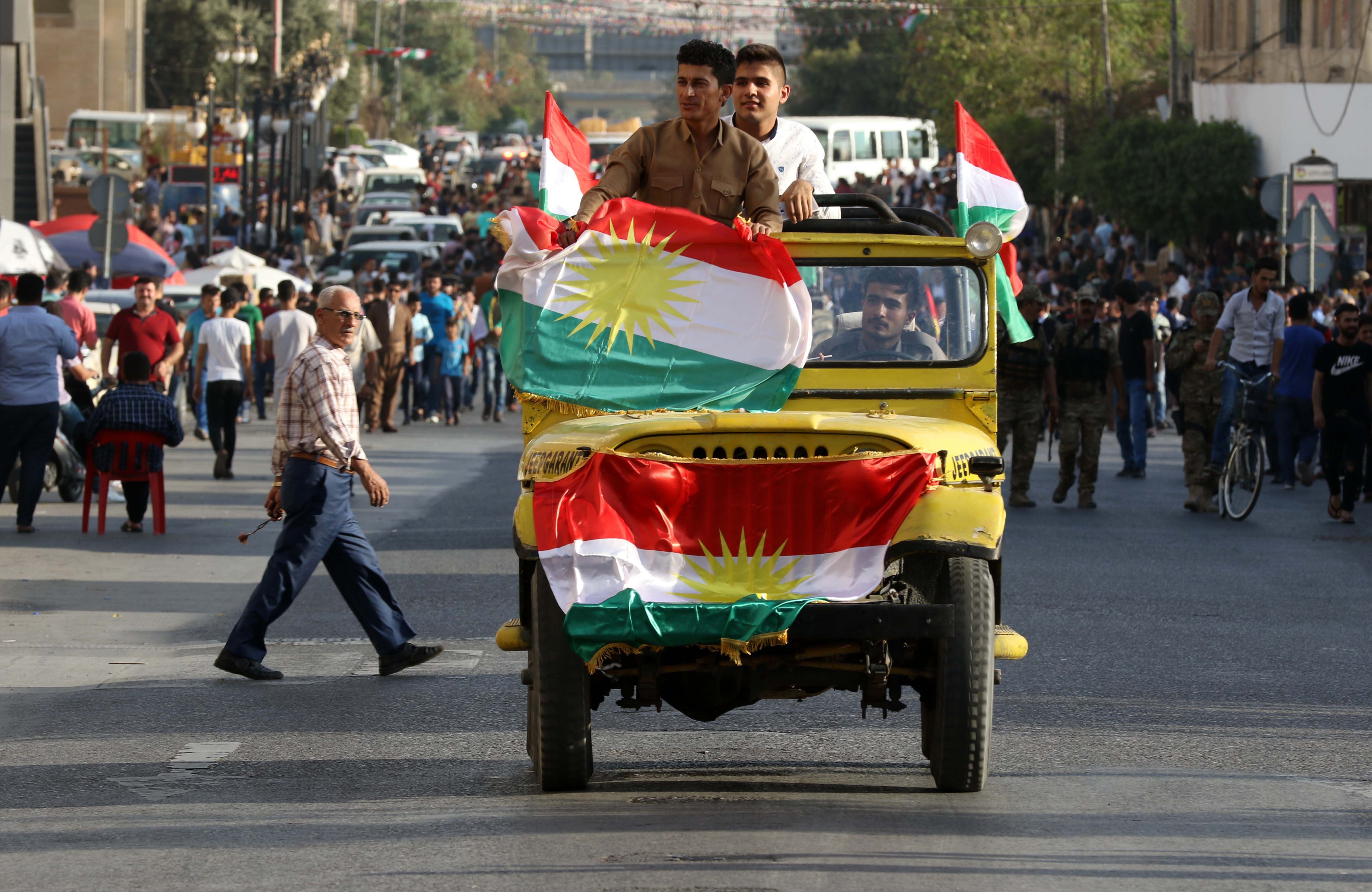 سيارة تحمل علم كردستان