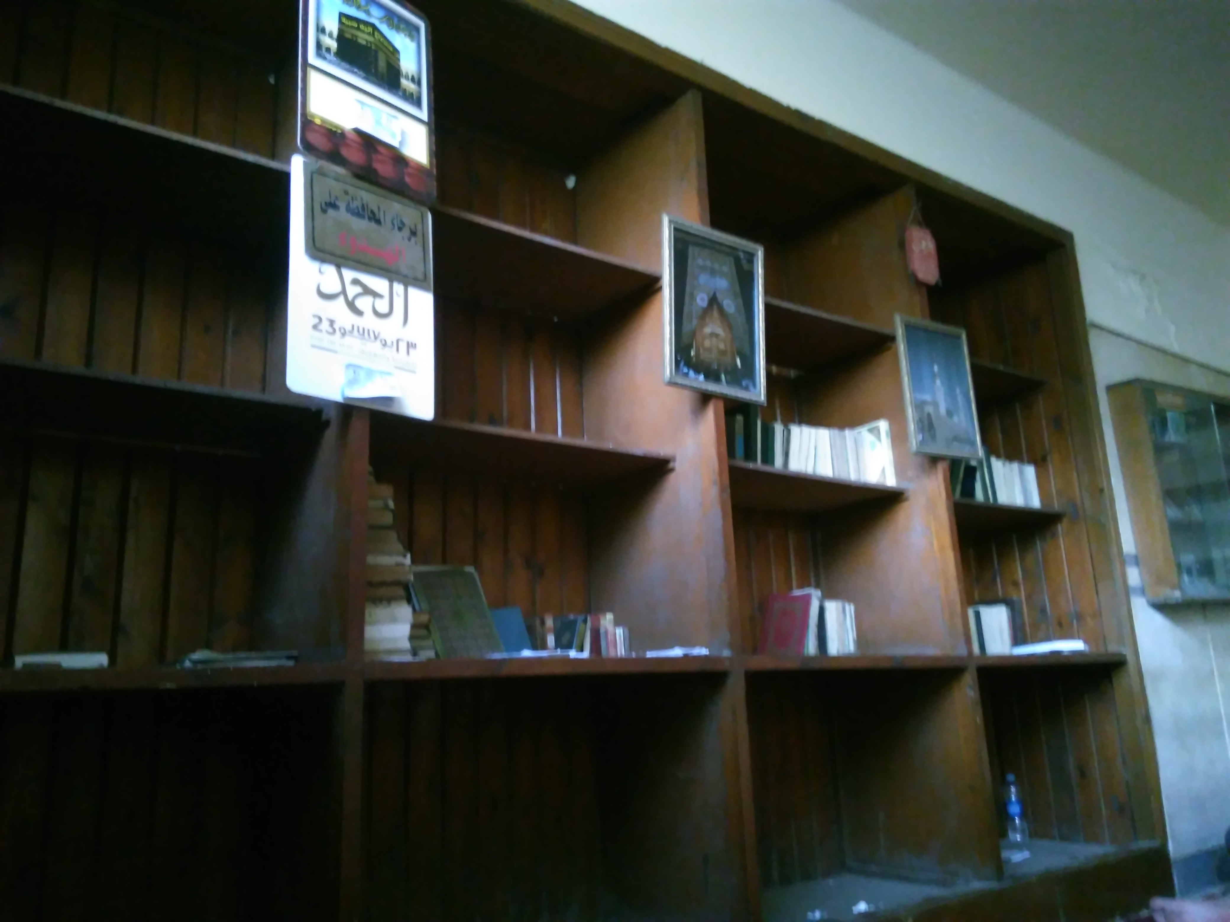 مكتبة داخل إحدى زوايا الصلاة بالجامعة
