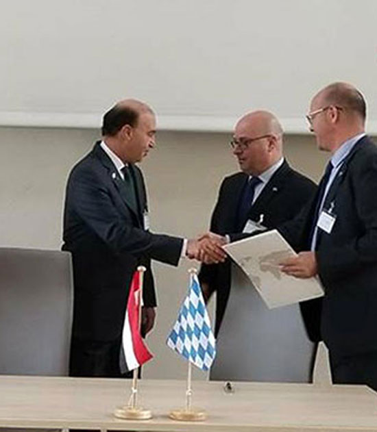 بالصور.. مهاب مميش توقيع اتفاقيات مع البافارية الألمانية لإنشاء 5 مصانع شرق بورسعيد