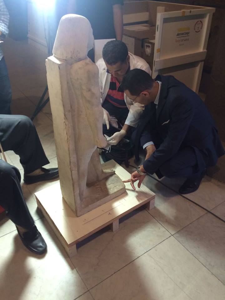 استمرار فض تغليف القطع الأثرية لمعرض عصر بناة الأهرامات العائد من اليابان (1)