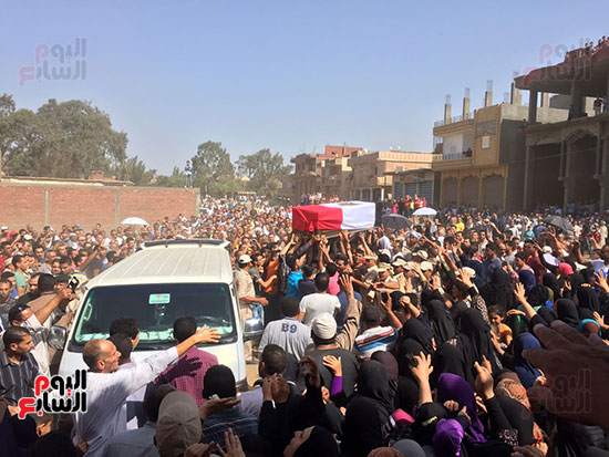 الآلاف اثناء تشييع جنازة الشهيد بالحامول بكفر الشيخ