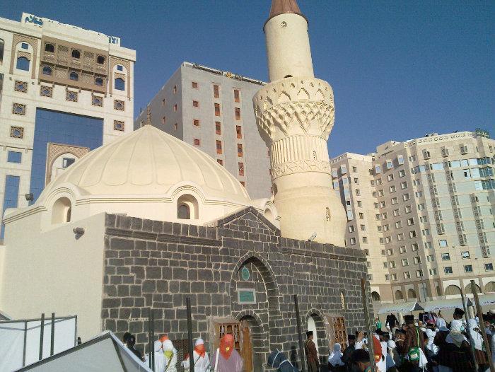 توافد الحجاج على مسجد أبو بكر الصديق بالمدينة المنورة