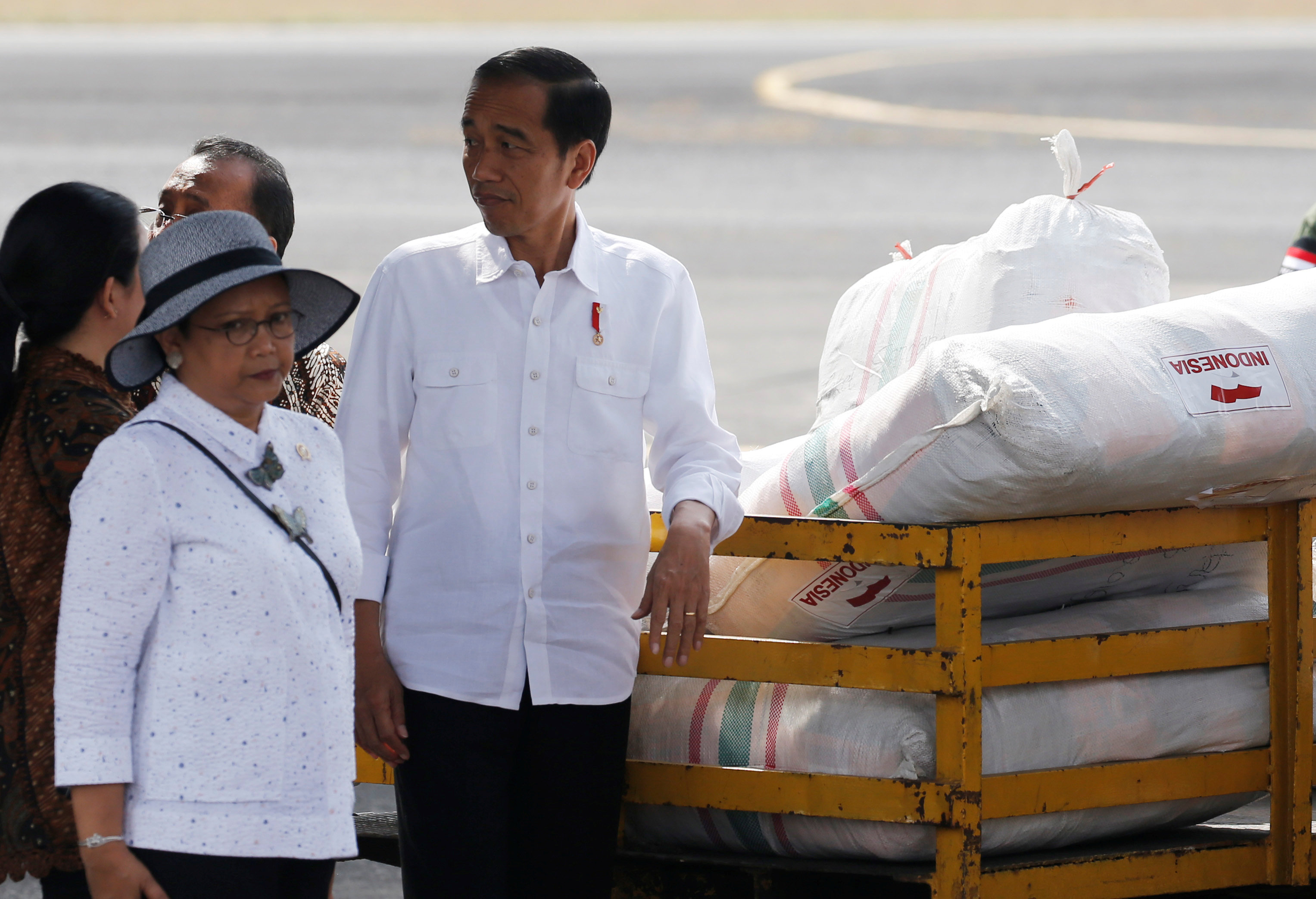 الرئيس الإندونيسي يشرف علي إرسال المساعدات