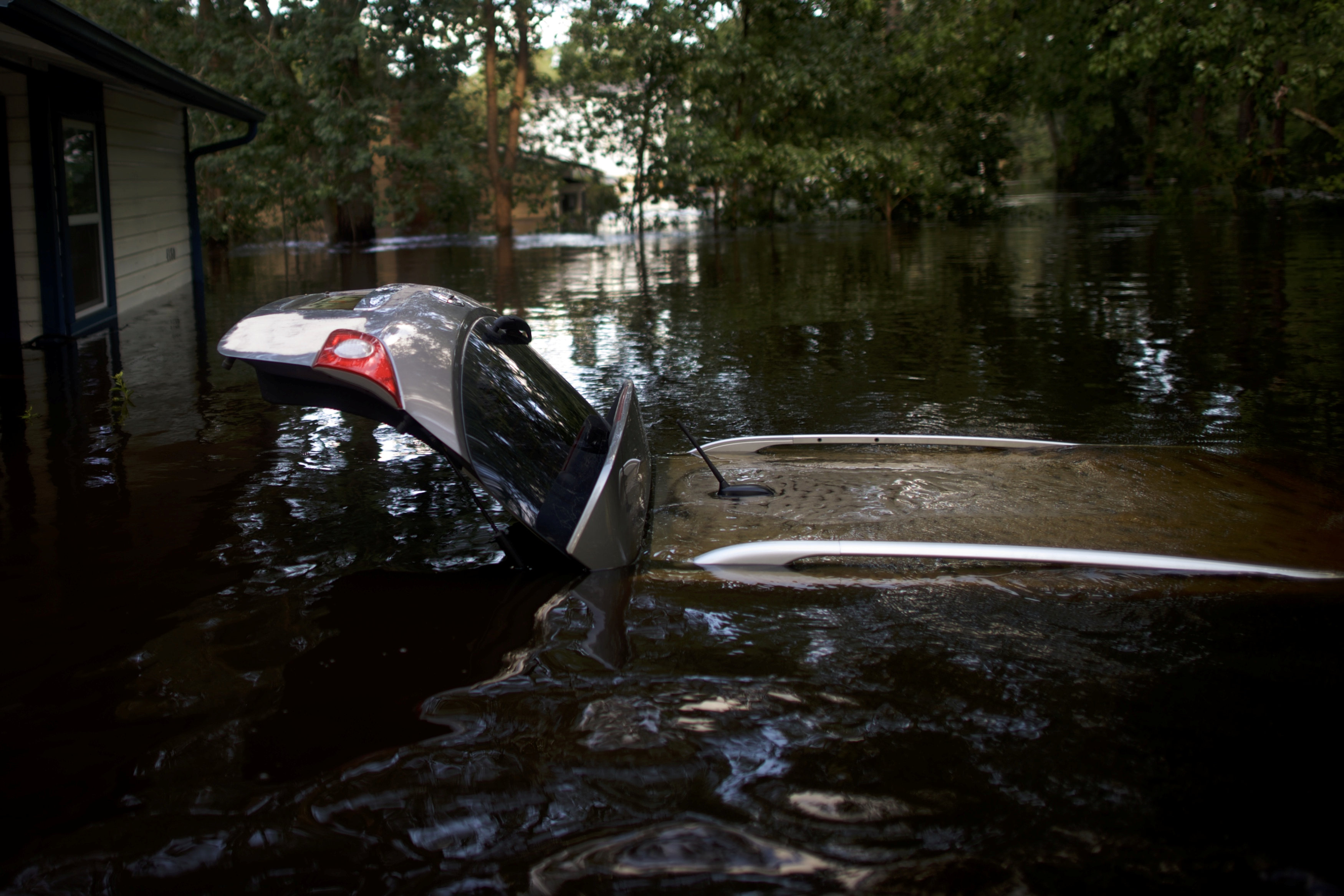 سيارة تغمرها مياه اعصار ارما