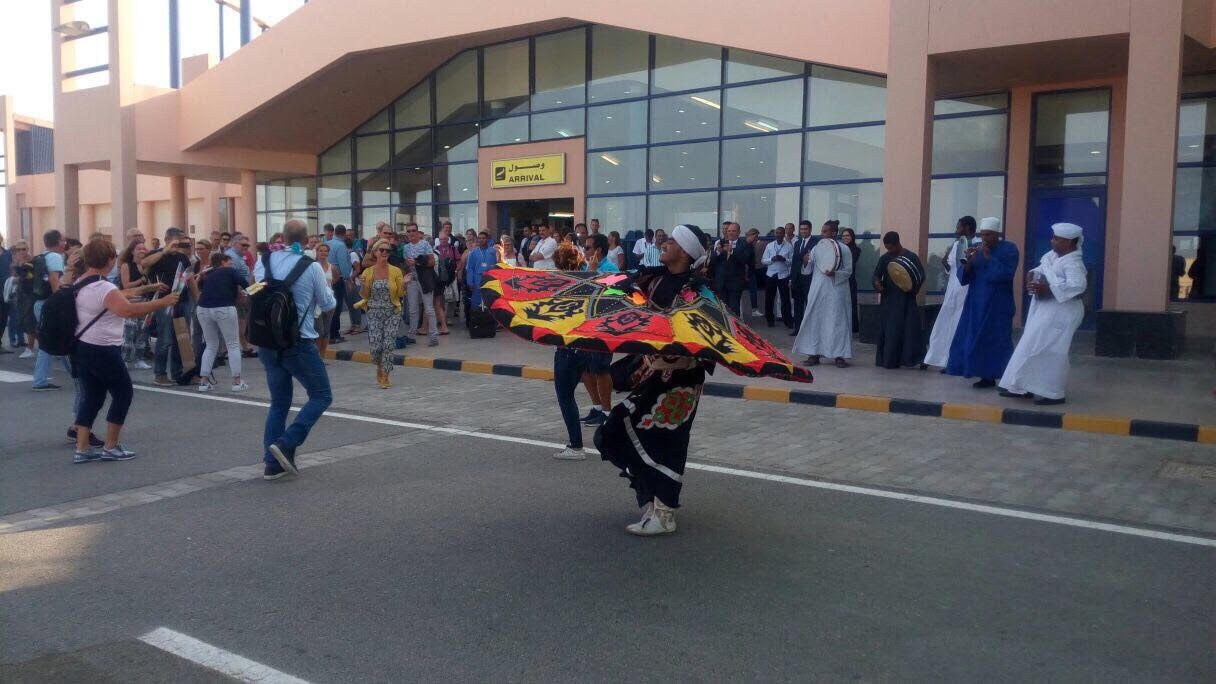 التنورة فور وصول الملياردير وزوجته واصدقاءه التنورة فور وصول الملياردير وزوجته واصدقاءه