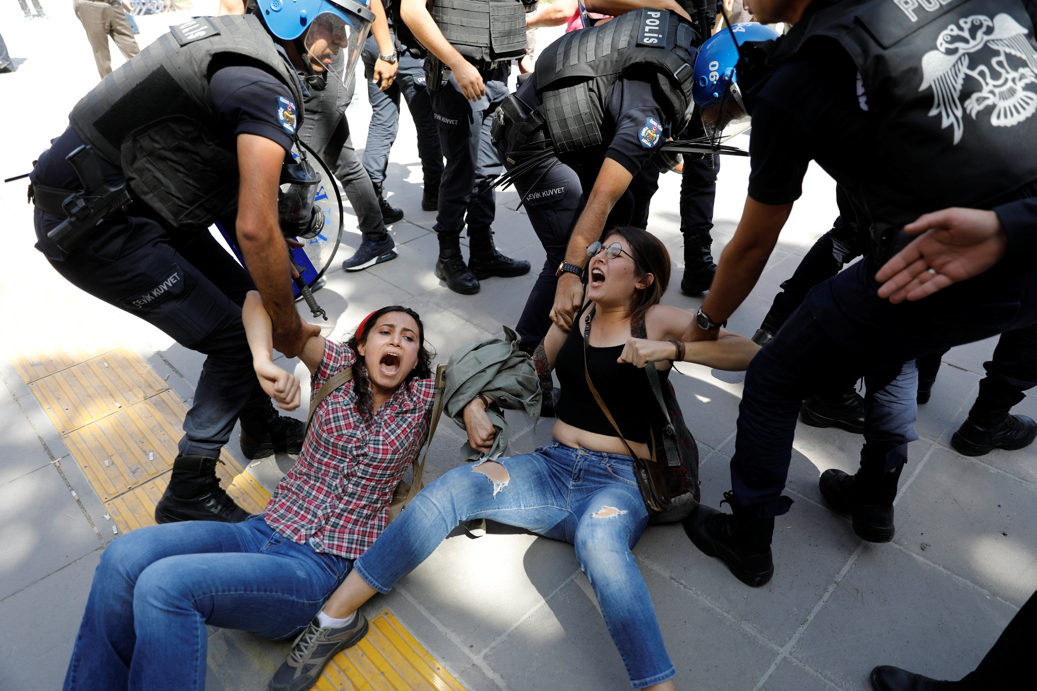 شرطة أردوغان تسحل وتعتقل متظاهرين معارضين أمام محكمة بأنقرة