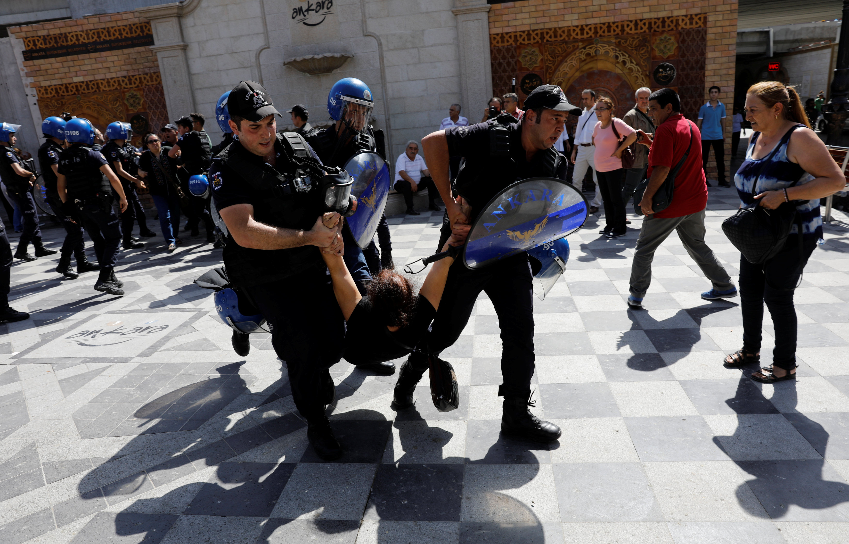 الشرطة التركية تضرب متظاهر