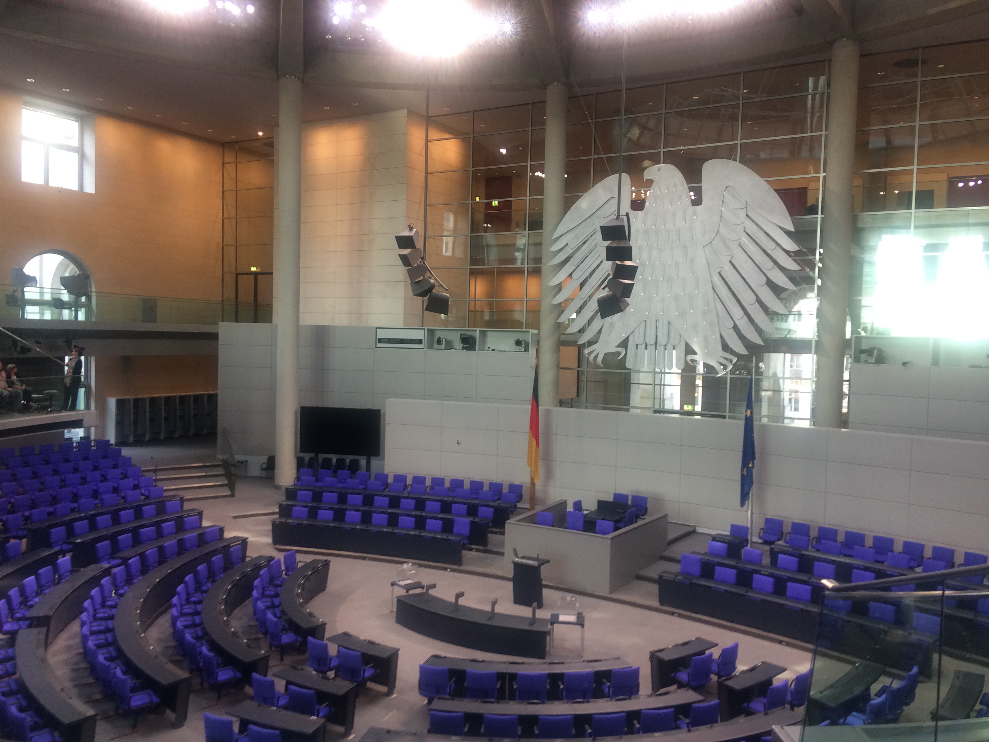 صورة 6 البرلمان الألمانى ومنصة بـ3 كراسى