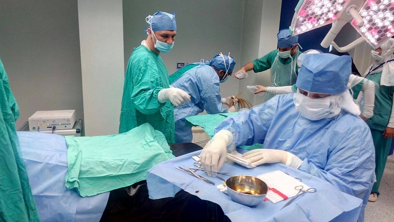 الاطباء اثناء عمل جراحات بمستشفي المطرية 