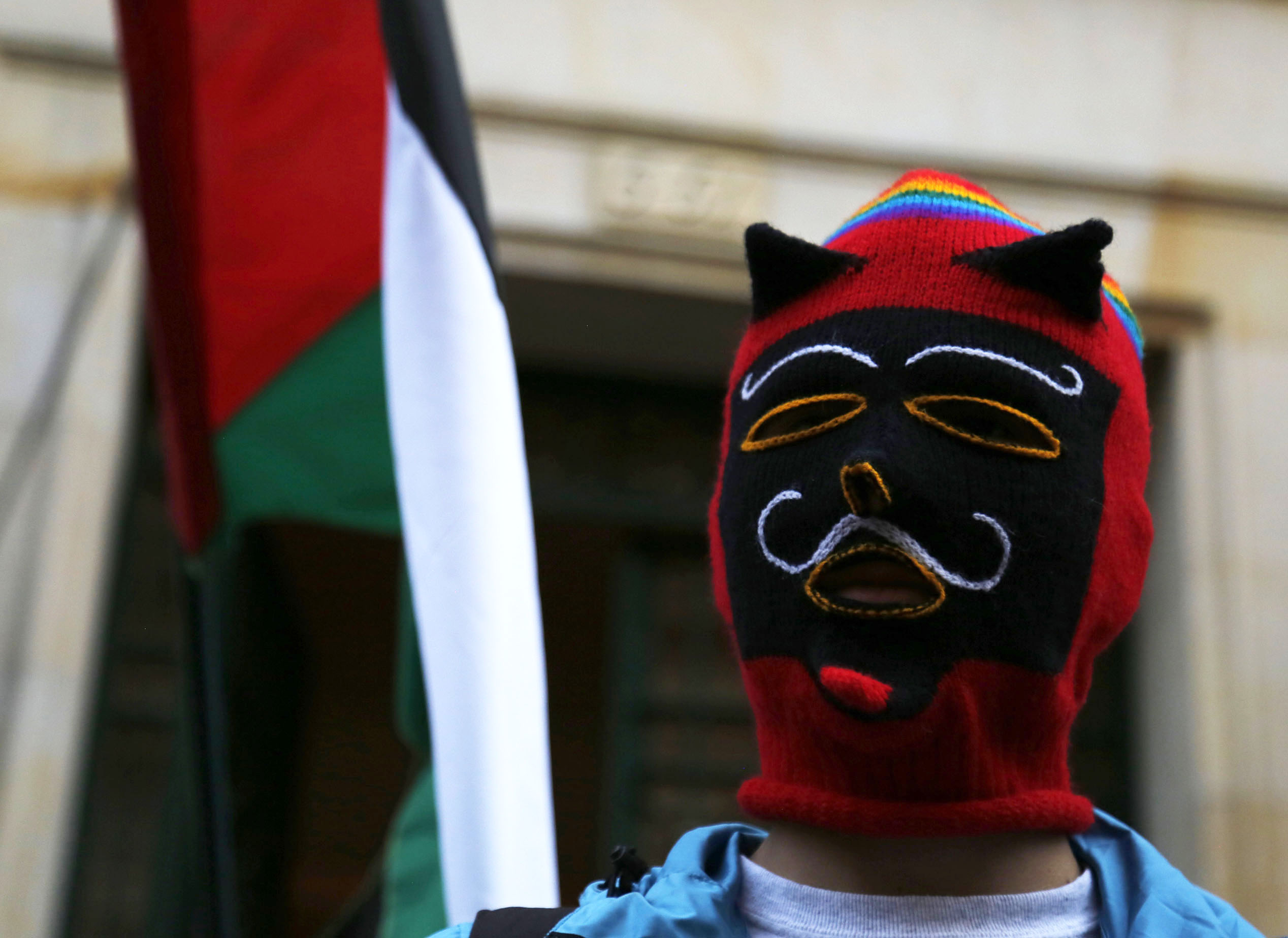 أحد المحتجين يرفع العلم الفلسطينى