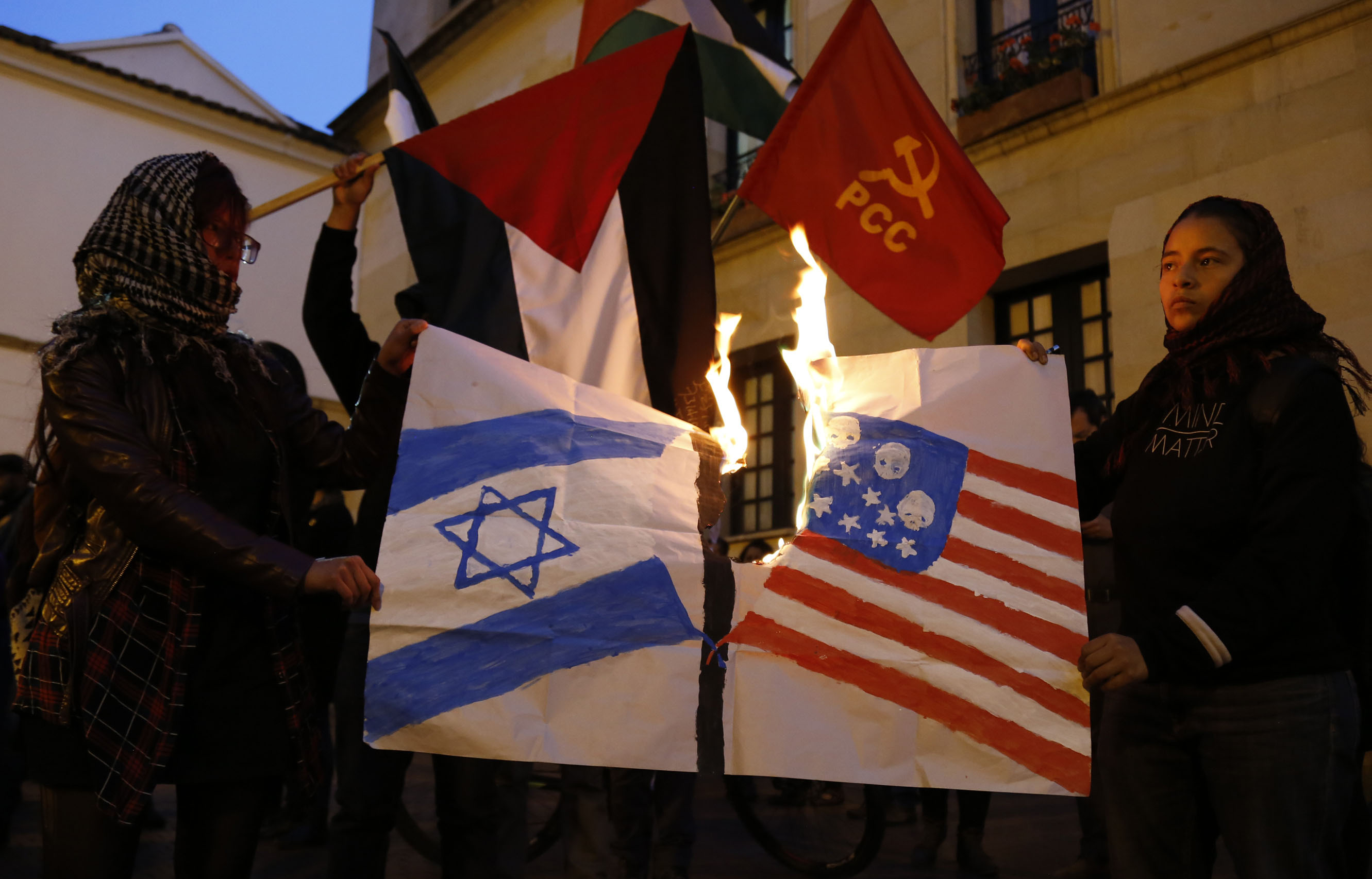 المحتجون يشعلون النار فى العلم الاسرائيلى والامريكي