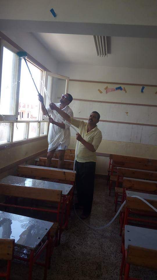 مدير مدرسة كفر إكياد والمعلمون ينفذون حملة نظافة (1)