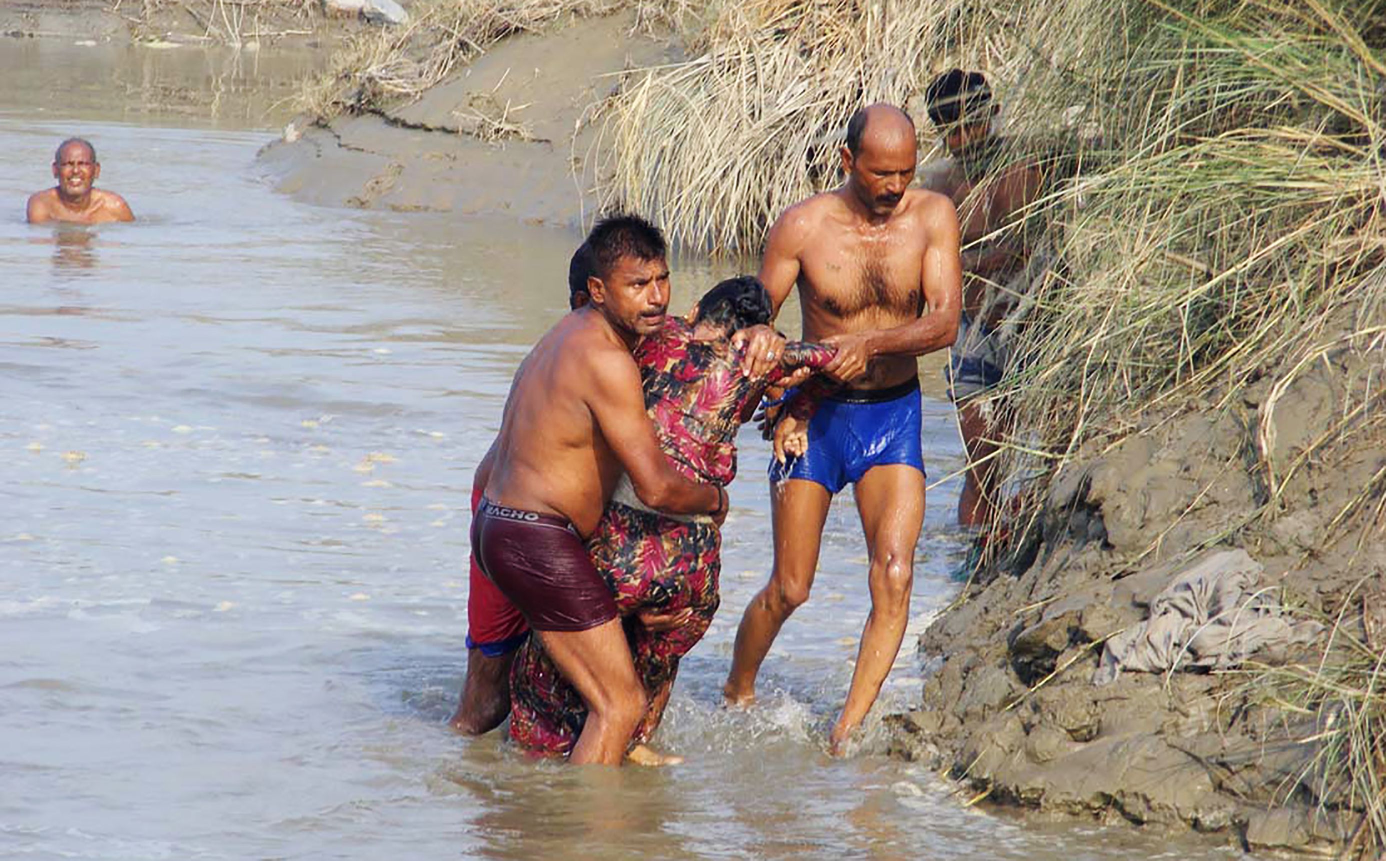 20 قتيلا على الاقل اثر غرق مركب في نهر يامونا بالهند