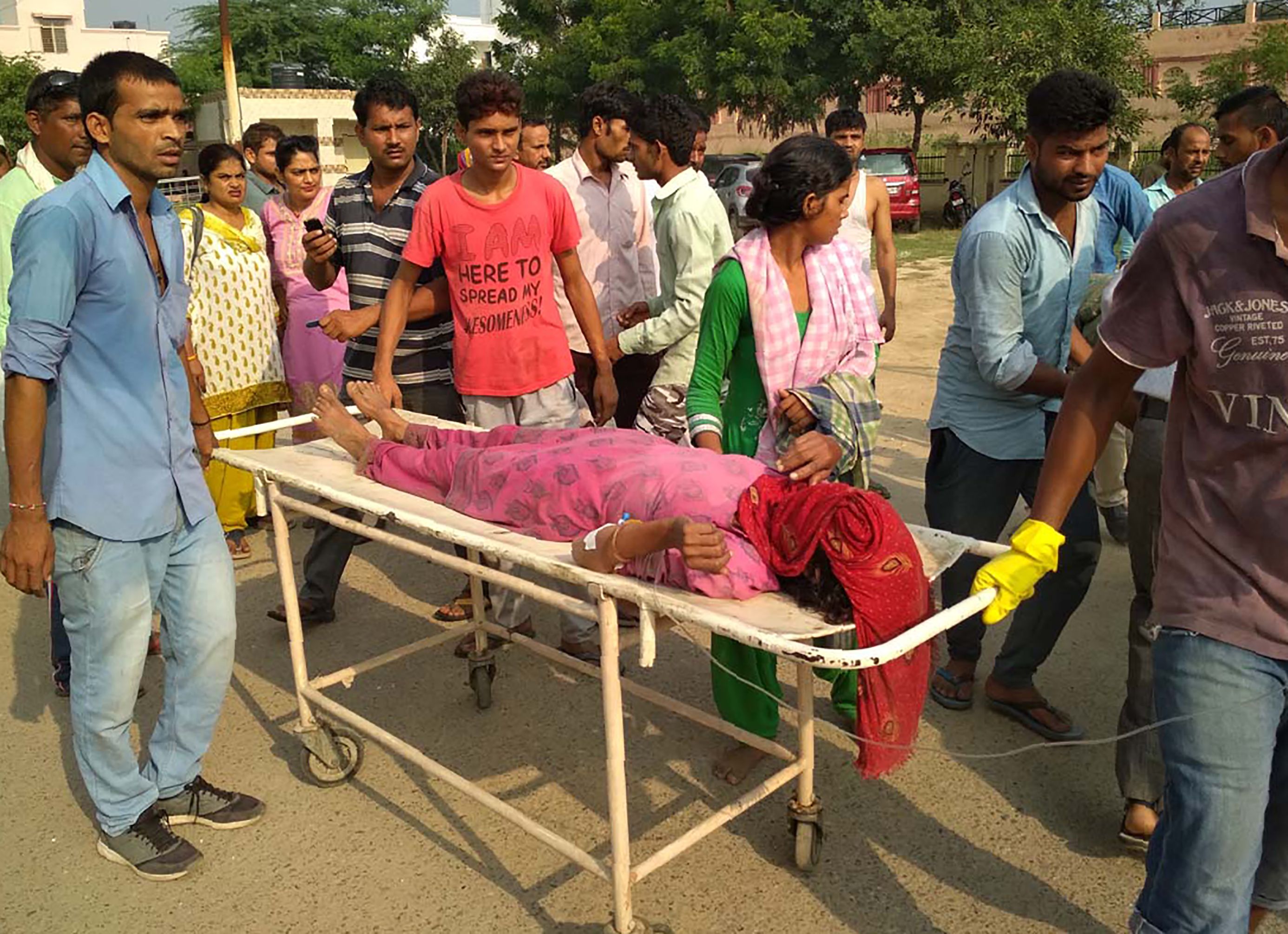 إسعاف مصابة إثر غرق مركب بالهند