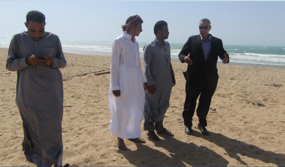 رئيس مدينة أبورديس يسلم كافيتيريا الشاطئ للفائز بالمزاد (2)
