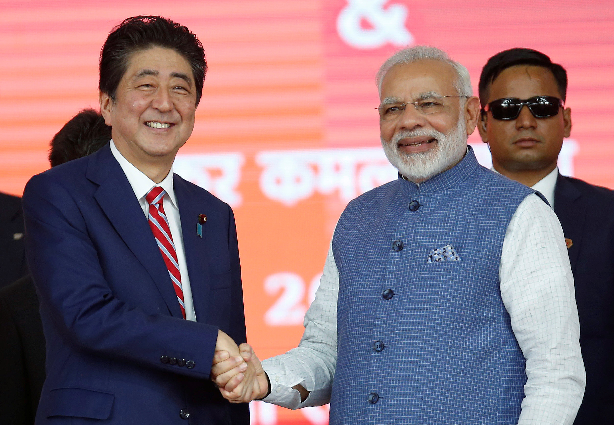 رئيس وزراء الهند يصافح نظيره اليابانى