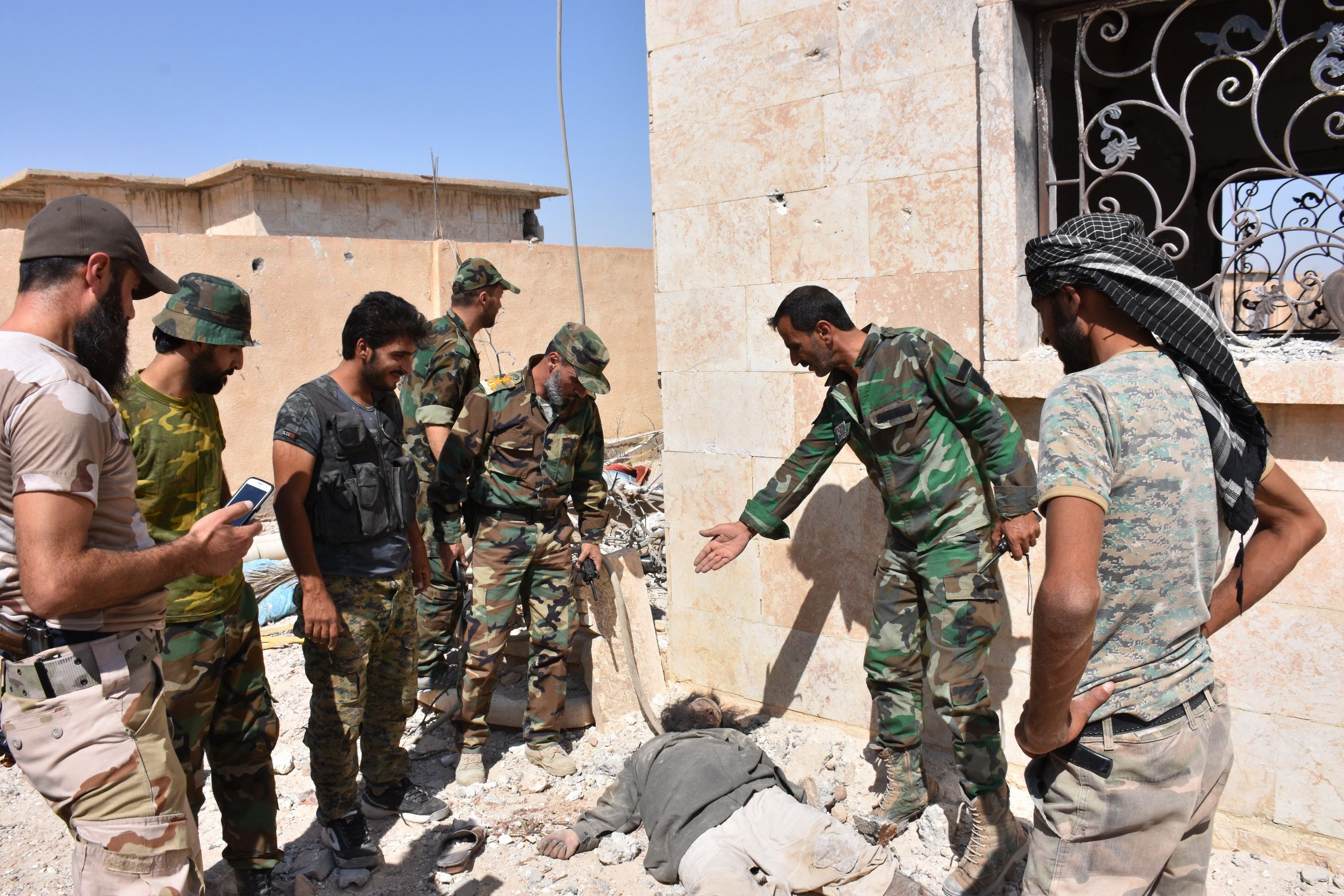 قوات النظام السوري بجوار جثث الدواعش